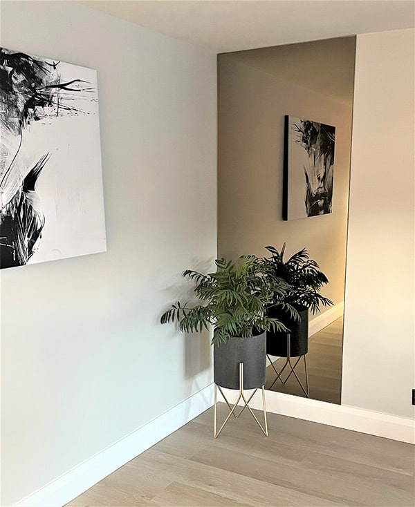 Single floor to ceiling mirror