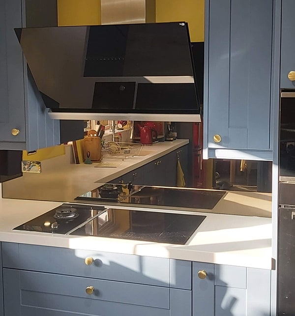 Splashback mirror behind oven hob